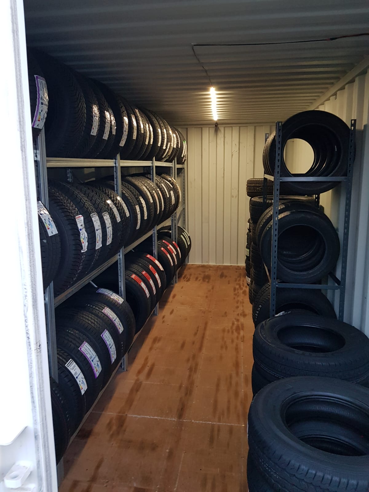 Reifenlager für schnelle Verfügbarkeit im Reifennotdienst Augsburg