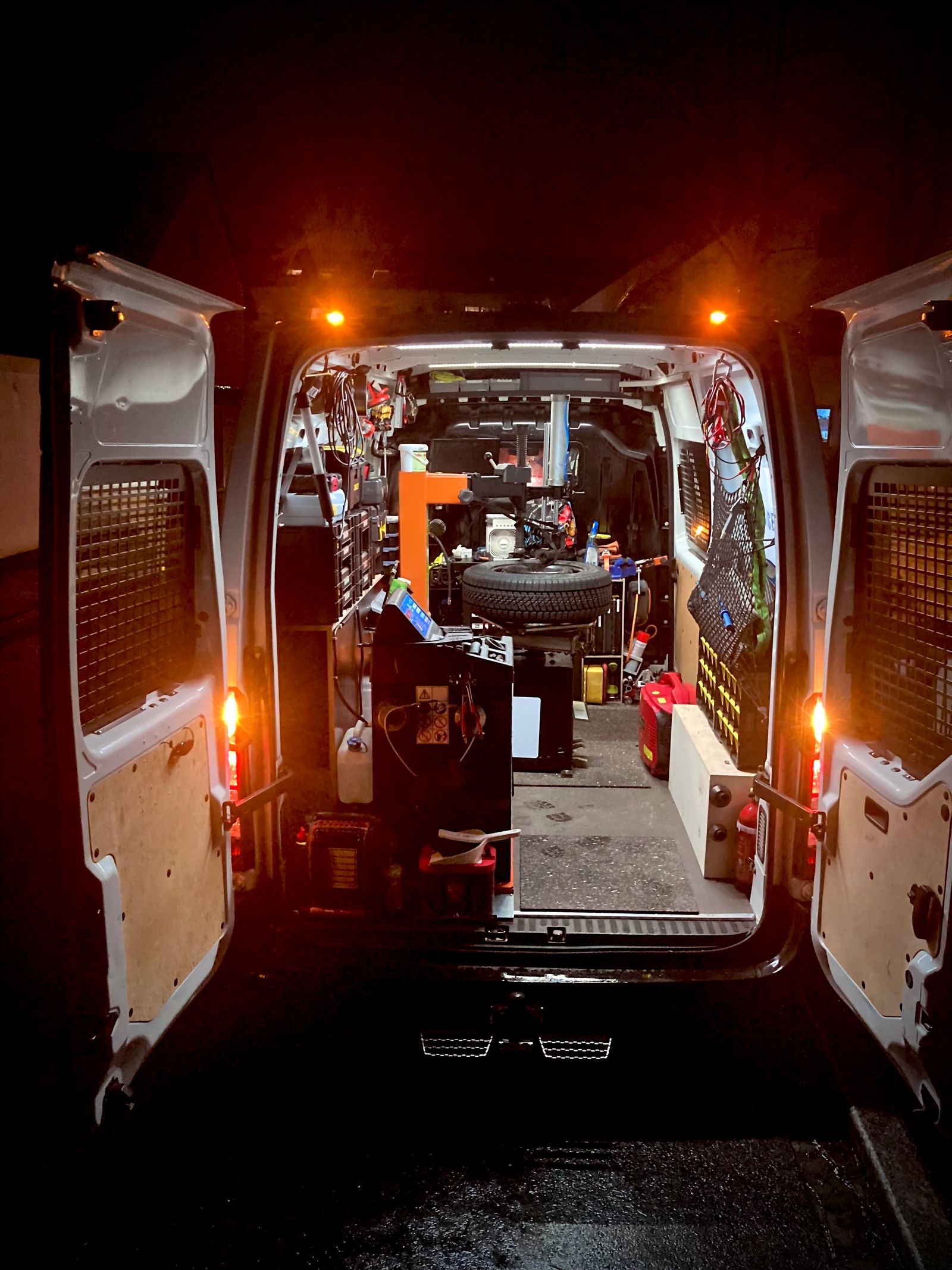 Voll ausgerüsteter mobiler Reifenservice für Reifenmontage vor Ort in Augsburg