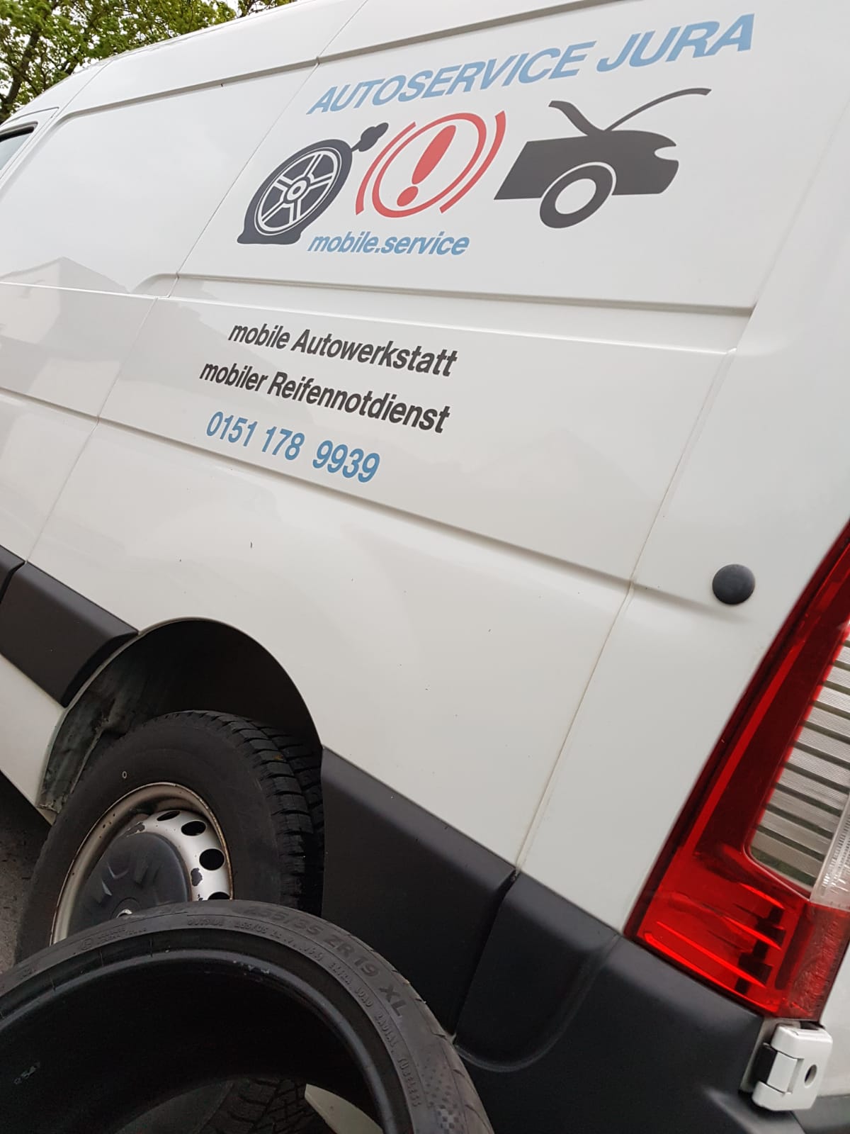 Mobiler Reifennotdienst Augsburg mit Einsatzfahrzeug vor Ort